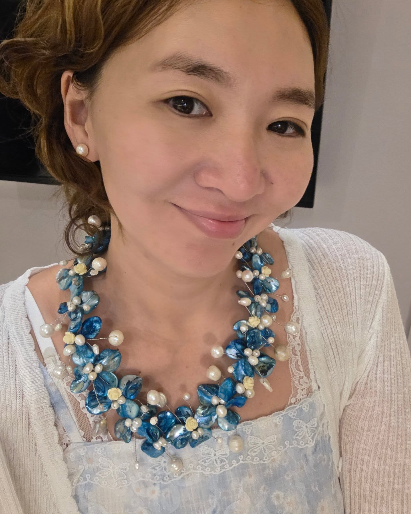 Гурван хэмжээст сувдан цэцгийн хүзүүний зүүлт – Байгалийн гоо үзэсгэлэн, гар урчуудын дэгжин байдлыг үнэлдэг